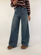 Carica l'immagine nel visualizzatore di Gallery, JEANS CLEAN PALAZZO