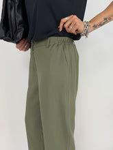 Carica l'immagine nel visualizzatore di Gallery, CHINO PANTS OLIVA