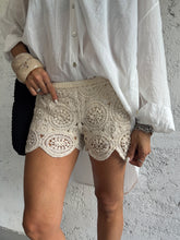 Carica l&#39;immagine nel visualizzatore di Gallery, SHORTS MACRAMÈ
