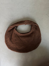 Carica l&#39;immagine nel visualizzatore di Gallery, ROUND BAG NOCCIOLA
