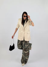 Carica l'immagine nel visualizzatore di Gallery, BLAZER CREMA ECOPELLE
