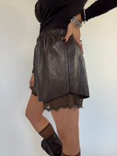 Carica l&#39;immagine nel visualizzatore di Gallery, SHORTS SKIN LACE CACAO
