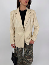 Carica l'immagine nel visualizzatore di Gallery, BLAZER CREMA ECOPELLE
