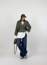 Carica l'immagine nel visualizzatore di Gallery, TRENCH SQUARE OLIVE
