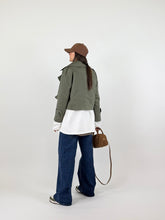 Carica l'immagine nel visualizzatore di Gallery, TRENCH SQUARE OLIVE
