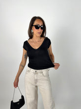 Carica l'immagine nel visualizzatore di Gallery, T-SHIRT DOUBLE NECK NERA

