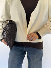 Carica l&#39;immagine nel visualizzatore di Gallery, CARDIGAN BOTTON DOWN BURRO
