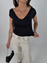 Carica l'immagine nel visualizzatore di Gallery, T-SHIRT DOUBLE NECK NERA
