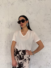 Carica l&#39;immagine nel visualizzatore di Gallery, t-shirt scollo V
