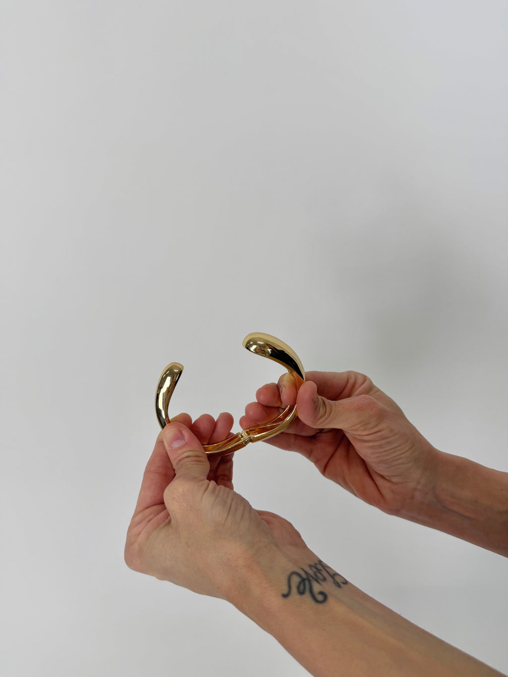 BANGLE CROSS GOLD