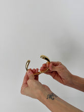 Carica l'immagine nel visualizzatore di Gallery, BANGLE CROSS GOLD

