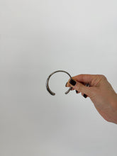 Carica l'immagine nel visualizzatore di Gallery, MINI BANGLE SILVER
