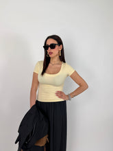 Carica l'immagine nel visualizzatore di Gallery, T-SHIRT DAILY FIT GIALLA
