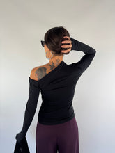 Carica l&#39;immagine nel visualizzatore di Gallery, MAGLIA CUT NERA
