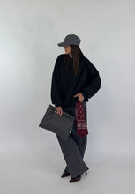 Carica l&#39;immagine nel visualizzatore di Gallery, FELPA HOLE NERA
