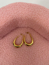 Carica l'immagine nel visualizzatore di Gallery, EARRINGS WAVY DROP GOLD
