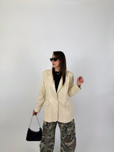 Carica l'immagine nel visualizzatore di Gallery, BLAZER CREMA ECOPELLE
