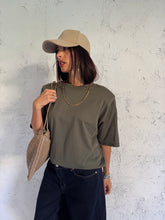 Carica l&#39;immagine nel visualizzatore di Gallery, T-SHIRT SHOULDER AUTUMN OLIVA
