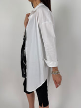 Carica l'immagine nel visualizzatore di Gallery, LONGLINE SHIRT BIANCA
