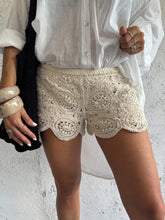 Carica l&#39;immagine nel visualizzatore di Gallery, SHORTS MACRAMÈ
