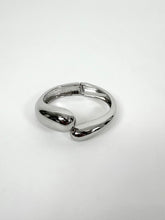 Carica l'immagine nel visualizzatore di Gallery, BANGLE CROSS SILVER
