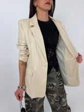 Carica l'immagine nel visualizzatore di Gallery, BLAZER CREMA ECOPELLE
