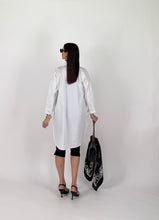Carica l'immagine nel visualizzatore di Gallery, LONGLINE SHIRT BIANCA
