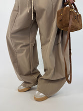 Carica l&#39;immagine nel visualizzatore di Gallery, PANTALONE STYLE BEIGE

