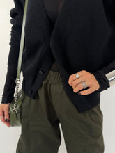 Carica l&#39;immagine nel visualizzatore di Gallery, CARDIGAN BOTTON DOWN NERO
