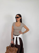 Carica l'immagine nel visualizzatore di Gallery, T-SHIRT DAILY FIT TAUPE
