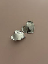 Carica l&#39;immagine nel visualizzatore di Gallery, Orecchini irregular heart
