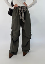 Carica l&#39;immagine nel visualizzatore di Gallery, VIKY PANTS VERDE MILITARE
