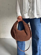 Carica l&#39;immagine nel visualizzatore di Gallery, ROUND BAG NOCCIOLA

