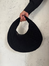 Carica l&#39;immagine nel visualizzatore di Gallery, ROUND BAG NERA
