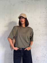 Carica l&#39;immagine nel visualizzatore di Gallery, T-SHIRT SHOULDER AUTUMN OLIVA
