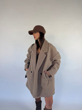 Carica l&#39;immagine nel visualizzatore di Gallery, COAT CURLY HAVANA
