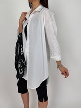 Carica l'immagine nel visualizzatore di Gallery, LONGLINE SHIRT BIANCA
