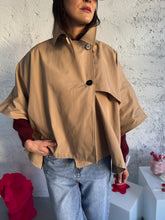 Carica l&#39;immagine nel visualizzatore di Gallery, cape jacket
