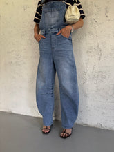 Carica l&#39;immagine nel visualizzatore di Gallery, Jump denim globe
