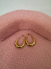 Carica l'immagine nel visualizzatore di Gallery, EARRINGS WAVY DROP GOLD

