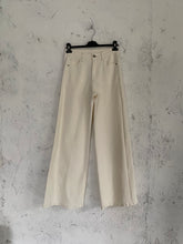 Carica l&#39;immagine nel visualizzatore di Gallery, BUTTER DENIM
