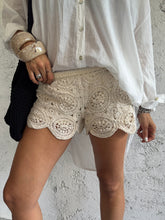 Carica l&#39;immagine nel visualizzatore di Gallery, SHORTS MACRAMÈ
