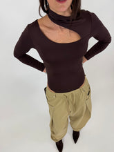 Carica l'immagine nel visualizzatore di Gallery, BODY HOLE NECK CACAO
