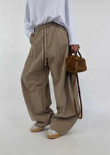 Carica l&#39;immagine nel visualizzatore di Gallery, PANTALONE STYLE BEIGE
