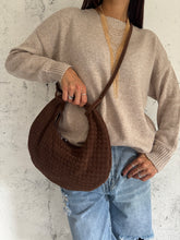 Carica l&#39;immagine nel visualizzatore di Gallery, ROUND BAG NOCCIOLA
