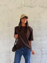 Carica l&#39;immagine nel visualizzatore di Gallery, T-SHIRT SHOULDER AUTUMN CHOCO
