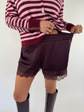 Carica l&#39;immagine nel visualizzatore di Gallery, SHORTS LACE BORDEAUX
