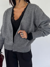 Carica l&#39;immagine nel visualizzatore di Gallery, CARDIGAN BOTTON DOWN GRIGIO
