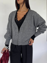 Carica l&#39;immagine nel visualizzatore di Gallery, CARDIGAN BOTTON DOWN GRIGIO
