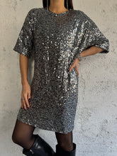 Carica l&#39;immagine nel visualizzatore di Gallery, Paillettes dress
